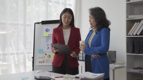 Mayor Mujer Negocios Joven Contable Asiático Hablando Finanzas Empresa Negocio — Vídeo de stock