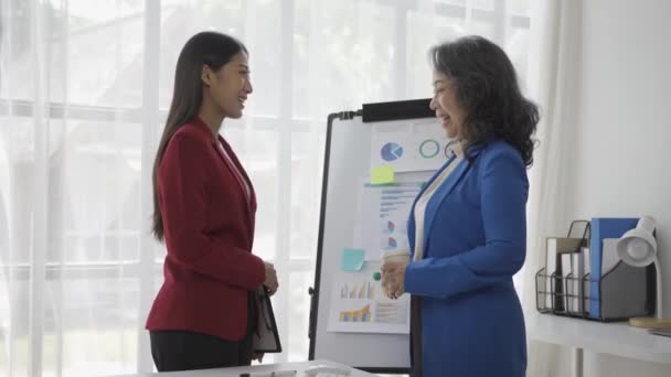 비즈니스 여자와 아시아 회계사 사무실에서 사업에 이야기 — 비디오