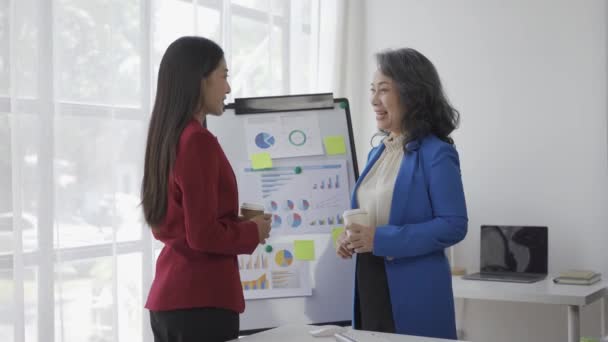 Yaşlı Kadını Genç Asyalı Muhasebeci Ele Tutuşup Ofiste Kurumsal Finans — Stok video