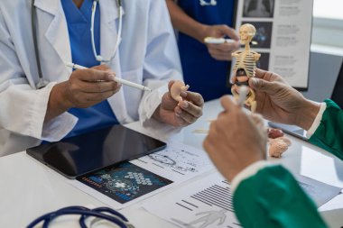 Sağlık ekipleri toplantılara dizüstü bilgisayarlarla katılır. Doktorlar ve çalışanlar belgeleri ve test sonuçlarını tartışıyor. Hastanelerdeki sağlık uzmanları yakın plan çekimde.