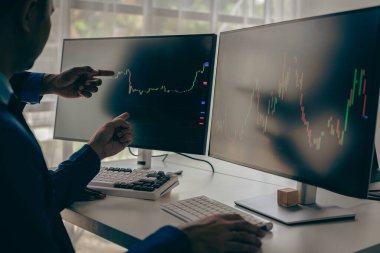 Dizüstü bilgisayarlardaki piyasa istatistikleri ve finans piyasası grafikleri, finansal analistler ve gerçek zamanlı stokları olan çok ekran iş istasyonları olan bilgisayarlar üzerinde çalışan günlük işlemciler.