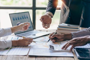 Profesyonel iş görüşmesi takım çalışması Başarı Projesi, Finans, Finansal İş, Muhasebe, Sözleşmeler, Yatırım Danışmanları, Tablet ve Bilgisayarları Kullanan Şirketler Pazarlama Planları.