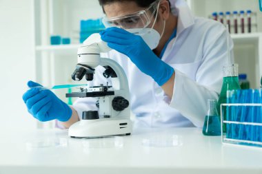 Yaşam bilimi laboratuvarlarında çalışan sağlık araştırmacıları. Virüs korumasını test etmek için tıp teknolojisi araştırmaları.