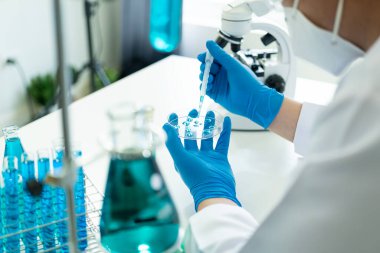 Yaşam bilimi laboratuvarlarında çalışan sağlık araştırmacıları. Virüs korumasını test etmek için tıp teknolojisi araştırmaları.