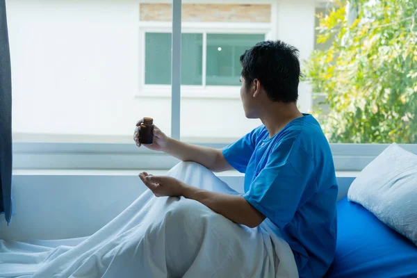 Mannelijke Patiënt Rustend Een Ziekenhuisbed Depressie Heeft Maken Met Afwezig — Stockfoto