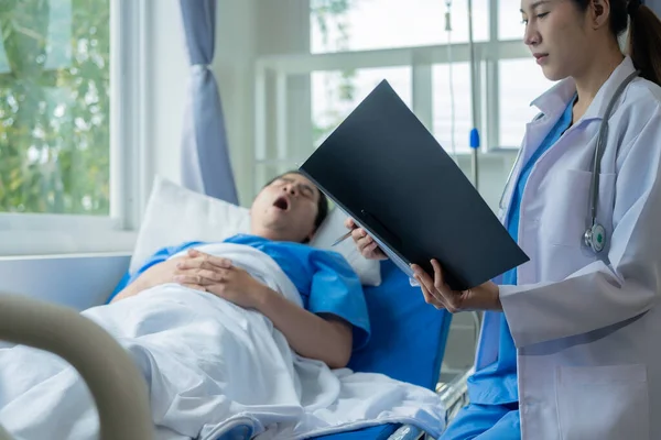 Asiatischer Patient Liegt Mit Ärzteteam Auf Dem Bett Und Bietet — Stockfoto