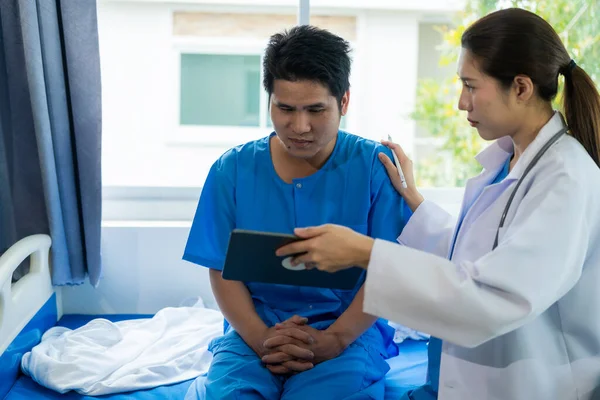 Asiatischer Patient Liegt Mit Ärzteteam Auf Dem Bett Und Bietet — Stockfoto