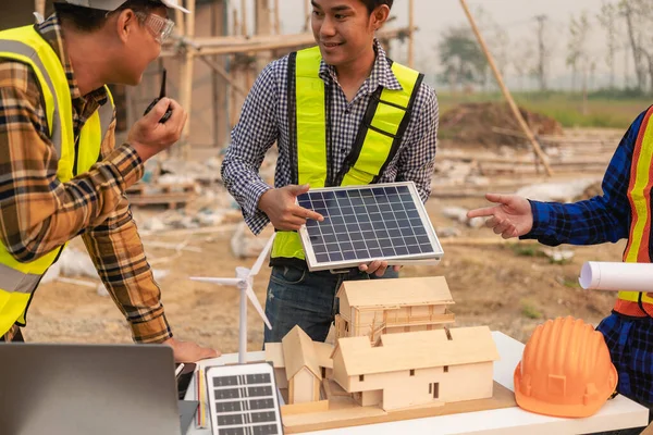 労働者とエンジニアは 太陽光パネルシステムの設置について話しています 太陽電池パネルの技術者は屋根に太陽電池パネルを取付けます 代替エネルギーの概念 — ストック写真