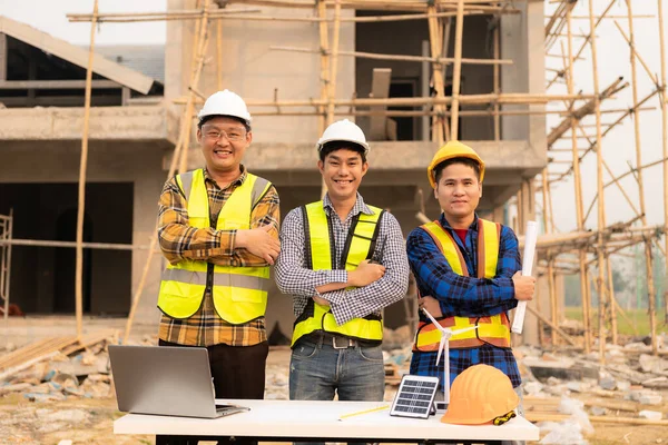 Workers Engineers Talking Installing Solar Panel System Solar Panel Technician — Stock Photo, Image