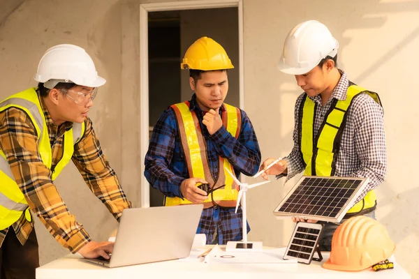 Trabalhadores Engenheiros Estão Falando Sobre Instalação Sistema Painel Solar Técnico — Fotografia de Stock
