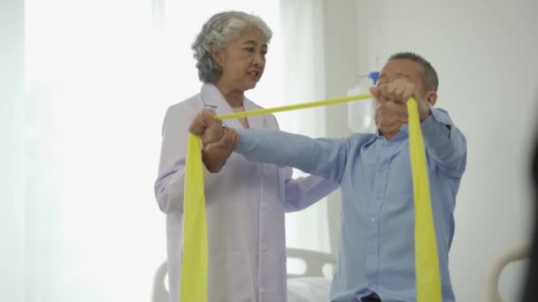 Uomo Anziano Con Fisioterapista Donna Anziana Che Esercita Fare Attività — Video Stock
