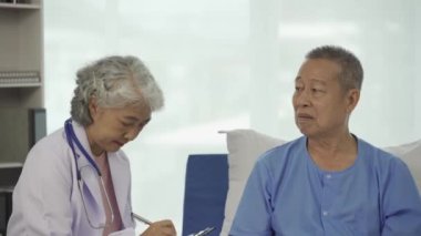 Bir kadın doktor bekleme odasında yaşlı bir adama tavsiye veriyor. Rahatlamış atmosfer, sağlık anlayışı, akıl sağlığı