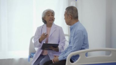 Bir kadın doktor bekleme odasında yaşlı bir adama tavsiye veriyor. Rahatlamış atmosfer, sağlık anlayışı, akıl sağlığı
