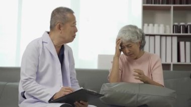 Profesyonel kıdemli erkek doktor hastanedeki yaşlı kadın hastaya danışmanlık yapıyor ve muayene ediyor. Rahatlamış atmosfer, sağlık, akıl sağlığı, yaşlılarla ilgilenme kavramı.