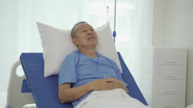 Hastane yatağında yatan mutlu Asyalı hasta sağlık sigortası konsepti