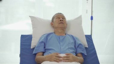Hastane yatağında yatan mutlu Asyalı hasta sağlık sigortası konsepti