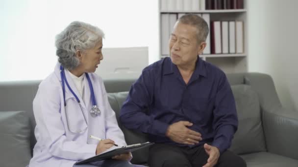 Seorang Dokter Perempuan Memberikan Saran Kepada Orang Tua Ruang Tunggu — Stok Video