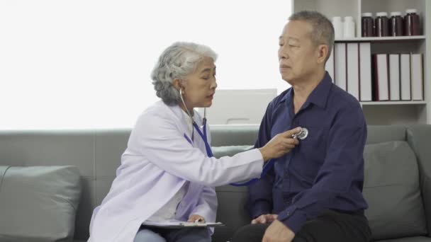 一位女医生在候诊室给一位老年男子提建议 放松的气氛卫生保健 精神健康的概念 — 图库视频影像