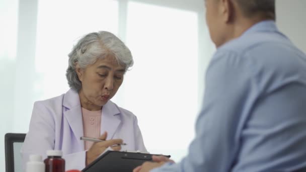 Kvinnlig Läkare Ger Råd Till Äldre Man Väntrummet Avslappnad Atmosfär — Stockvideo