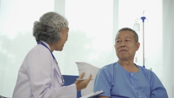 Una Dottoressa Sta Dando Consigli Uomo Anziano Sala Attesa Atmosfera — Video Stock