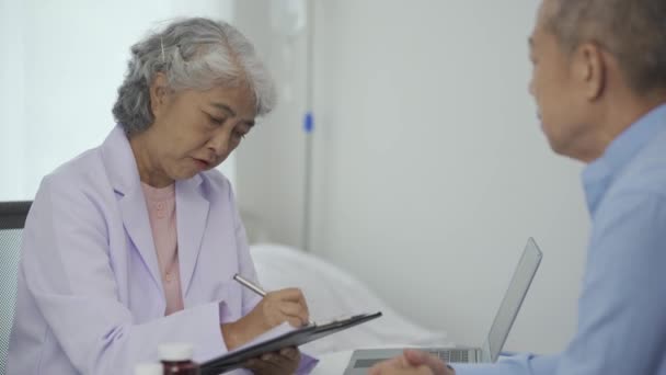 Medic Feminin Oferă Sfaturi Unui Bărbat Vârstă Sala Așteptare Atmosferă — Videoclip de stoc