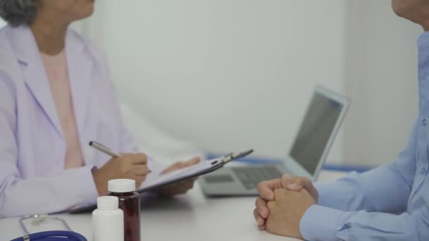 Жінка Лікар Дає Поради Літньому Чоловікові Залі Очікування Розслаблена Атмосфера — стокове відео
