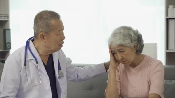 병원에서 환자를 상담하고 검사하는 편안한 분위기 노인을 돌보는 — 비디오