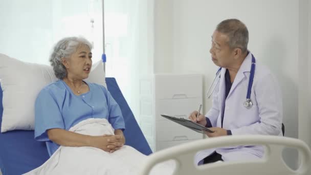 Profesyonel Kıdemli Erkek Doktor Hastanedeki Yaşlı Kadın Hastaya Danışmanlık Yapıyor — Stok video