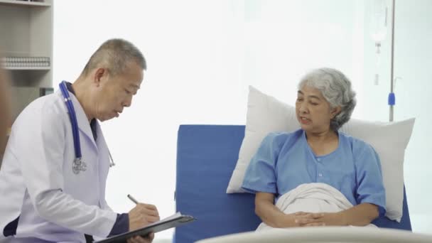 在医院为老年女病人提供咨询和检查的专业高级男医生宽松的气氛卫生保健 精神健康 照顾老年人的概念 — 图库视频影像