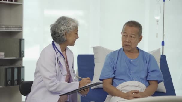 Profesyonel Kıdemli Erkek Doktor Hastanedeki Yaşlı Kadın Hastaya Danışmanlık Yapıyor — Stok video