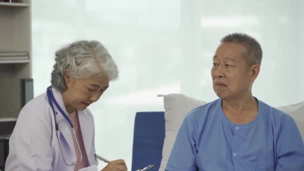 Професійний Старший Лікар Консультування Вивчення Старшої Жінки Пацієнта Лікарні Розслаблена — стокове відео