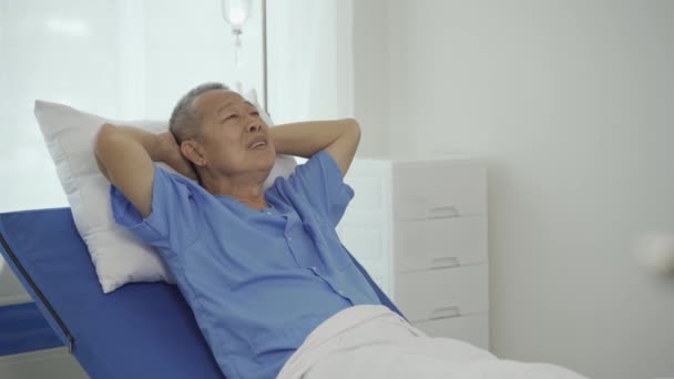 Szczęśliwy Starszy Azjatycki Pacjent Leży Szpitalu Koncepcji Ubezpieczenia Zdrowotnego — Wideo stockowe