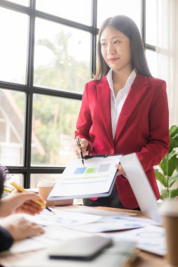 Hesapları, varlıkları, sermaye defteri değerini, envanteri, borçları, satılan malların maliyetini hesaplayan Asyalı muhasebeciler buluşuyor. dikey resim