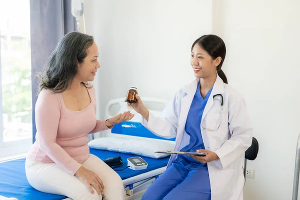 Asiatiska Kvinnliga Läkare Talar Med Patienten Med Leende För Att — Stockfoto