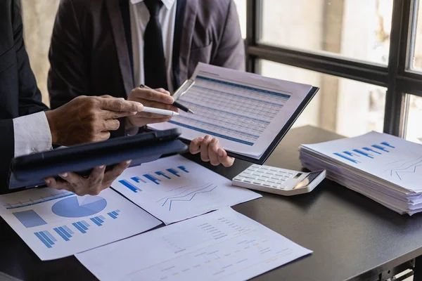 Yatırımcılar, iş adamları hisse senedi istatistikleri, özet grafik analizleri, iş giderleri raporları hakkında görüşmek için toplanıyor. ve şirketin mali durumuyla ilgili çalışma bilgileri.