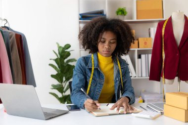 Afrikalı Amerikalı kızlar canlı yayın, internet alışverişi, şık giyim mağazaları, girişimler, küçük işletmeler, KOBİ 'ler, Afrikalı kadın işadamları,.