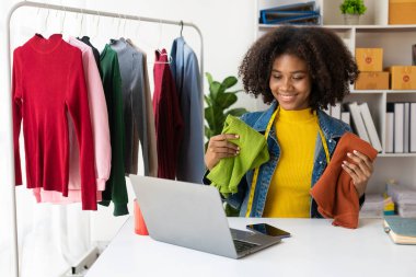 Afrikalı Amerikalı kızlar canlı yayın, internet alışverişi, şık giyim mağazaları, girişimler, küçük işletmeler, KOBİ 'ler, Afrikalı kadın işadamları,.