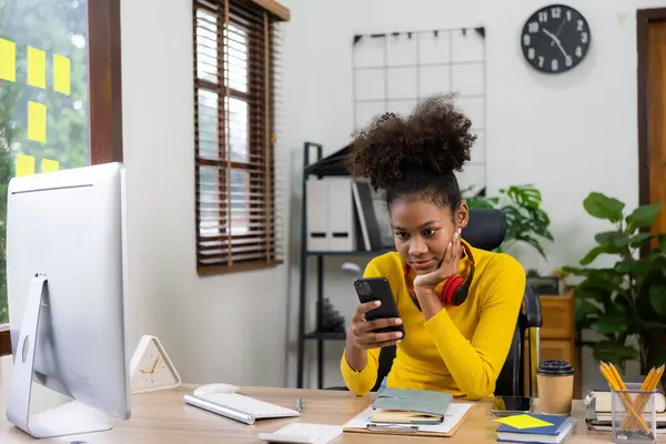 Jonge Afro Amerikaanse Meisje Met Koptelefoon Smartphone Videogesprek Laptop Kijken — Stockfoto