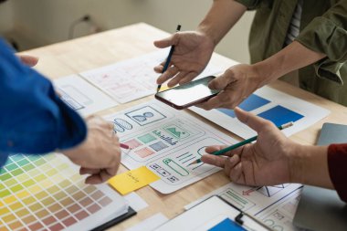 Ağ tasarımcılarından oluşan bir ekip, ux ui sisteminin görünümünü özelleştirmek için programlar ve katmanlar yazıyorlar ve birlikte hareket eden bir web sitesi geliştirmek için çalışıyorlar..