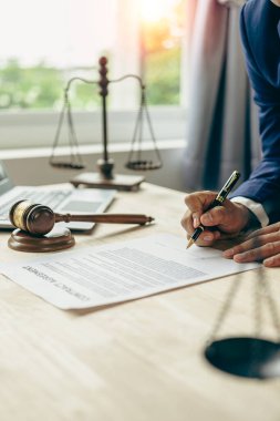 Sözleşme belgeleri ve ahşap çekiçle çalışan erkek avukat mahkeme, adalet ve hukuk, mahkeme yargıcı, adalet avukatı kavramı, hukuki danışmanlık ve hizmet dikey resmi