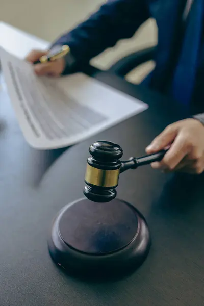 裁判所 裁判所判事 司法弁護士のコンセプト 法的助言およびサービスの縦の映像のテーブルの契約文書そして木製のハンマーと働く男性の弁護士 — ストック写真