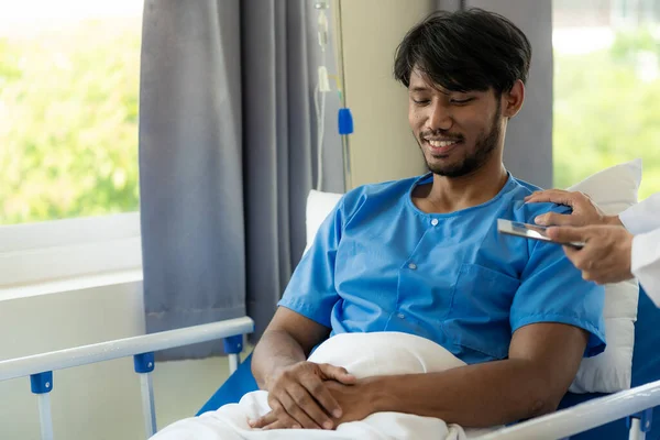 Ung Man Med Feber Liggande Sängen Med Sin Skakning Sjukhus — Stockfoto