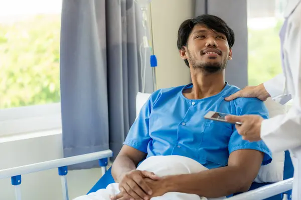 Junger Mann Mit Fieber Bett Liegend Mit Ihr Zitternd Krankenhaushintergrund — Stockfoto