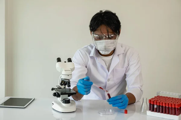 과학자는 실험실에서 분석기와 튜브를 연구를위한 실험실에서 테스트 튜브를 보유하는 기술자 — 스톡 사진