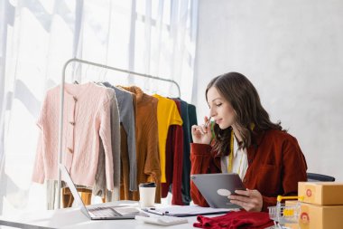 Online küçük işletme sahibi Young Girişimci, çevrimiçi küçük işletme, evde dizüstü bilgisayar ve kutularla çalışıyor. Paketleme ve nakliye durumları, KOBİ iş kavramları