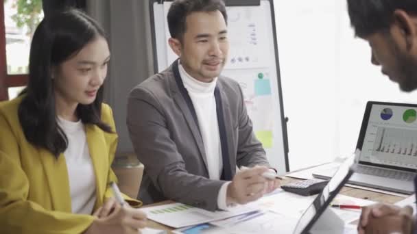 Skupina Moderních Asijských Mladých Podnikatelů Oblecích Brainstorming Zatímco Sedí Obchodní — Stock video