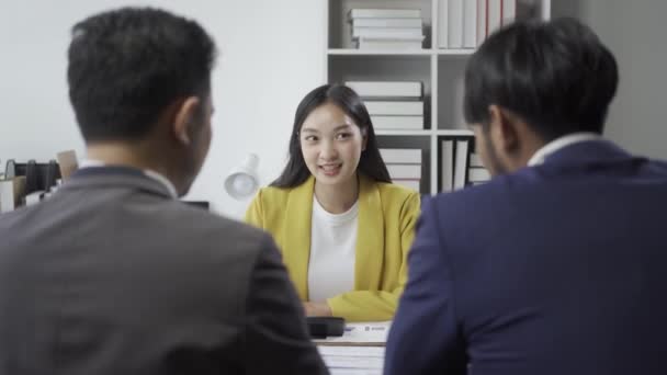 Gruppe Moderne Asiatiske Unge Forretningsmænd Jakkesæt Brainstormer Mens Sidder Forretningsmøde – Stock-video