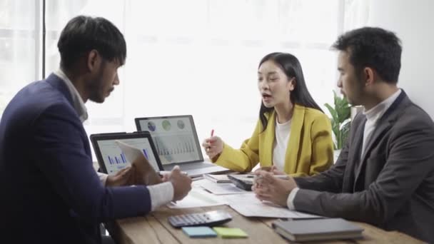 Grupo Jóvenes Empresarios Asiáticos Modernos Trajes Están Haciendo Una Lluvia — Vídeos de Stock