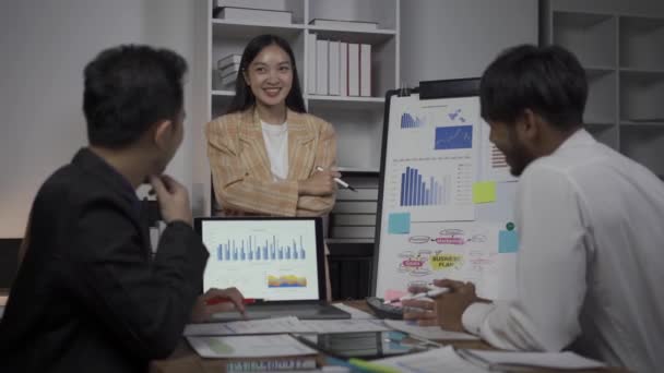 Ομάδα Σύγχρονων Ασιατών Νέων Επιχειρηματιών Κοστούμια Κάνουν Brainstorming Ενώ Κάθονται — Αρχείο Βίντεο