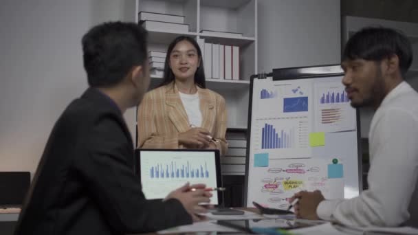 아시아 사업가의 그룹은 비즈니스 회의에 브레인 스토밍 그래프 노트북으로 새로운 — 비디오